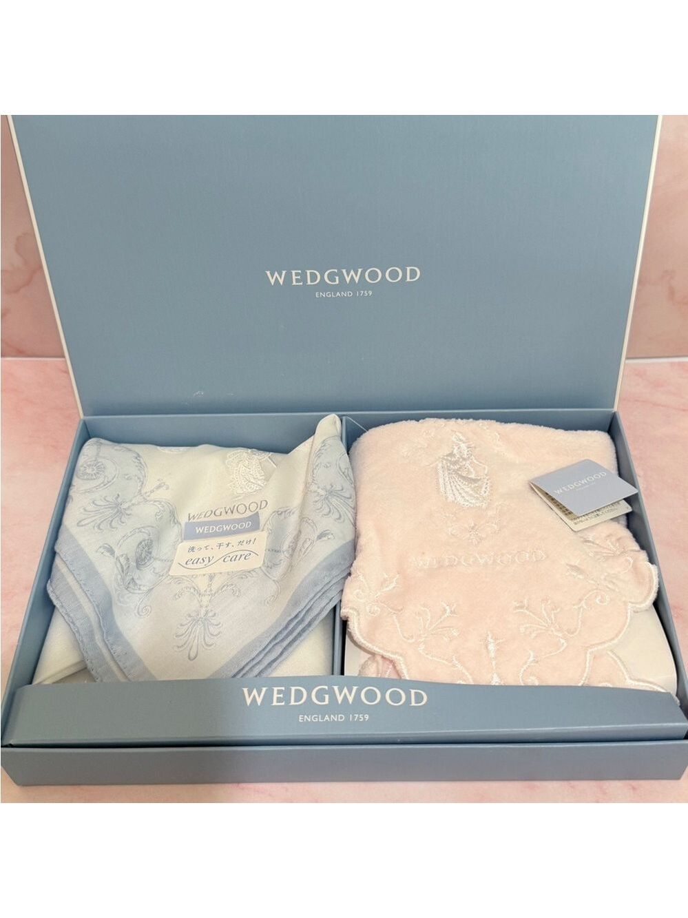 Wedgwood Blue Towel/lightblue handkerchief